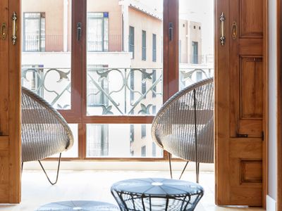 Bright 2 Bed/2 Bath Apt with balconies-city centre