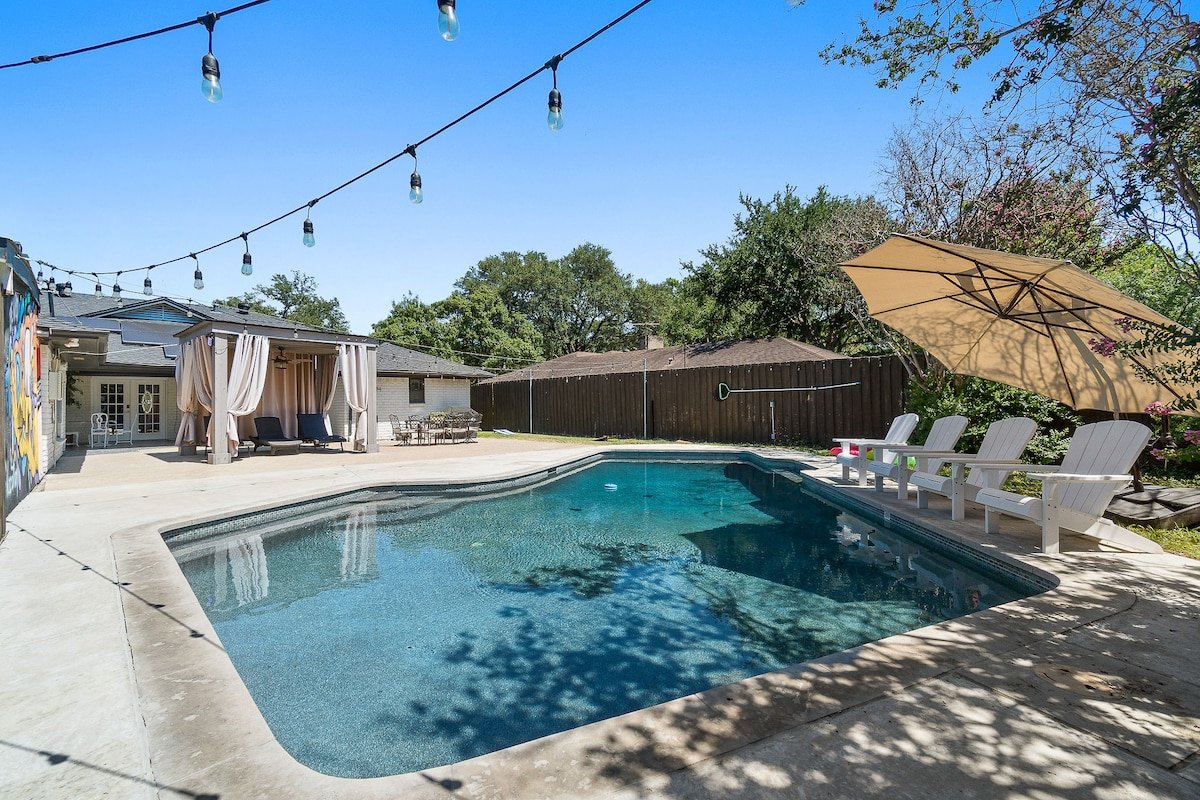 Sleeps 20 w Heated Pool & Billiards by DAL Airport gallery image 2