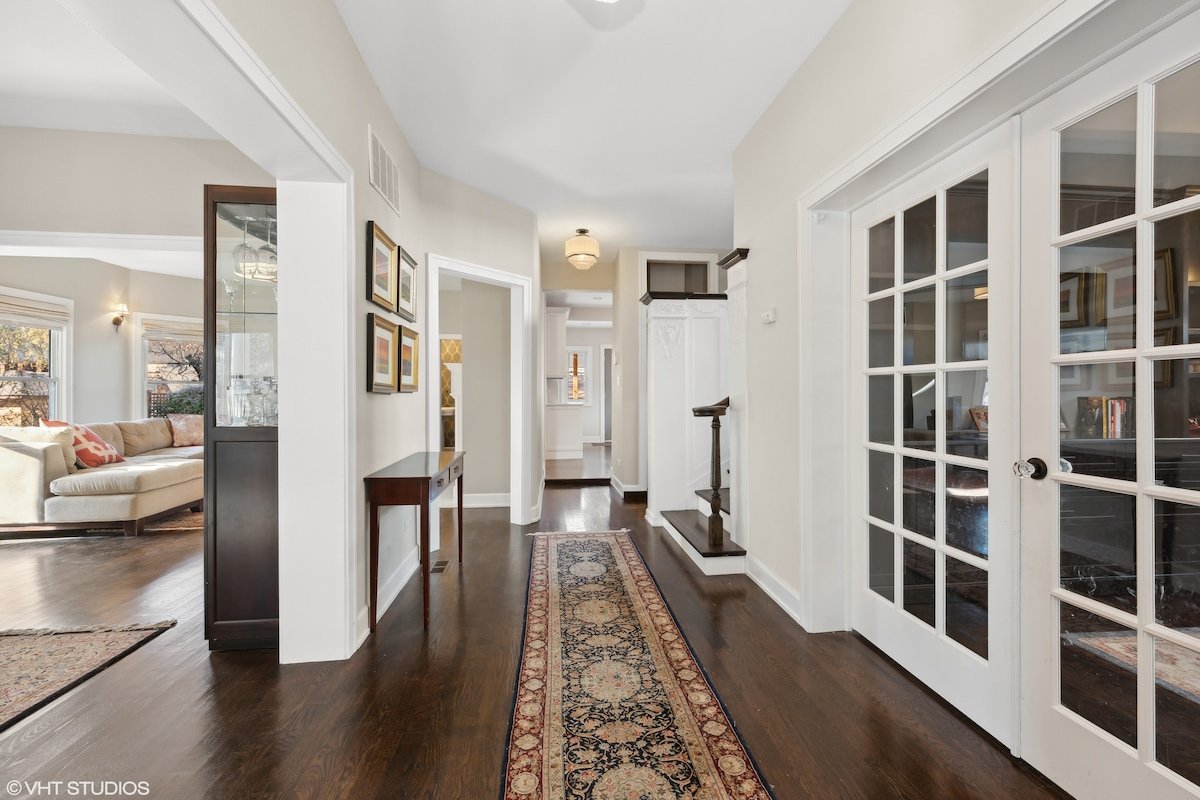 Edgewater Beach Home Steps to the Lake gallery image 5