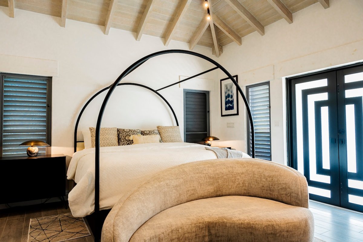 Luxury Beachfront Villa gallery image 2