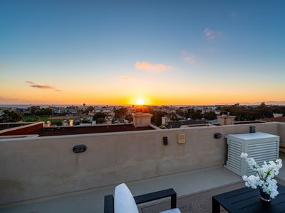 Phenomenal King, A/C, Rooftop Deck, Walk to Beach