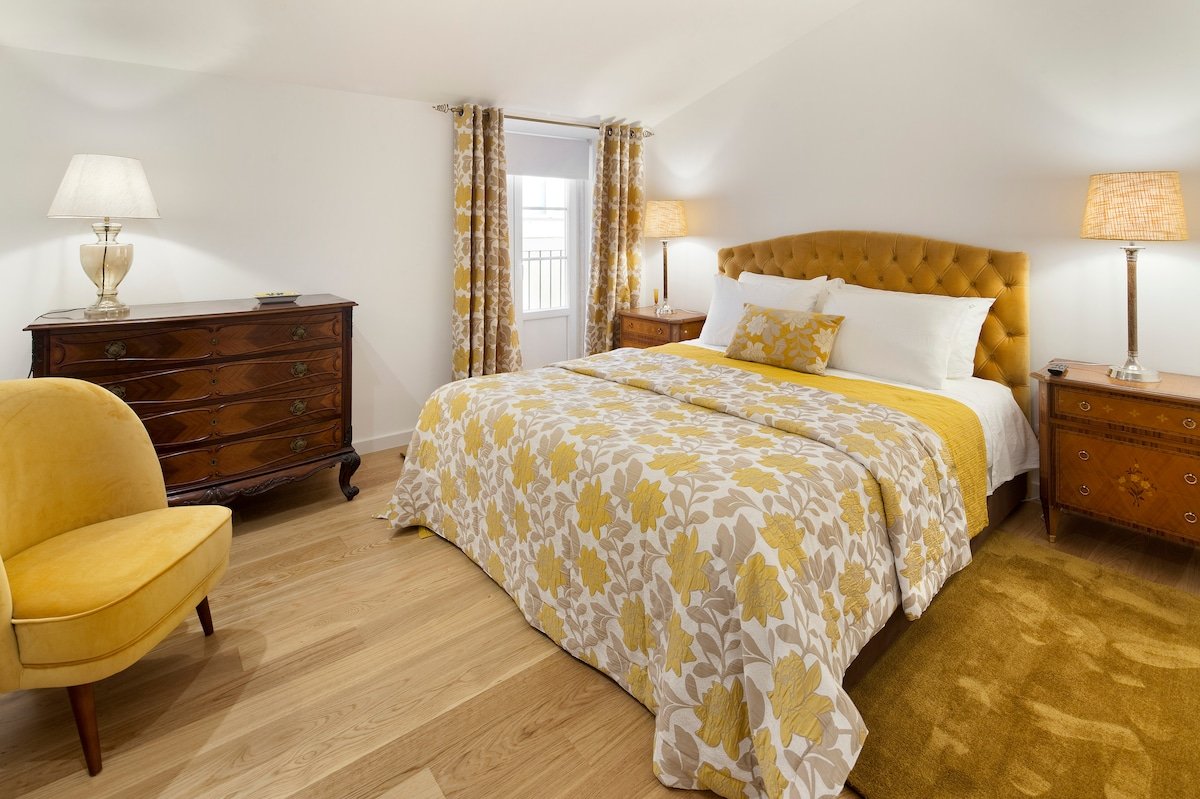 Persian – Luxurious 2 Bed 2 Bath Duplex in Chiado gallery image 3