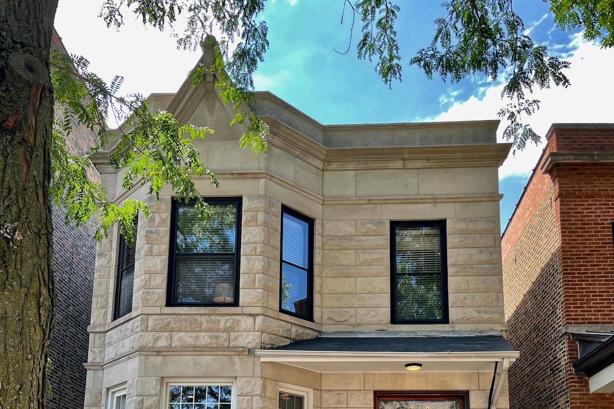 The Wrigleyville Deluxe -Steps from Wrigley Sleeps 10 gallery image 2