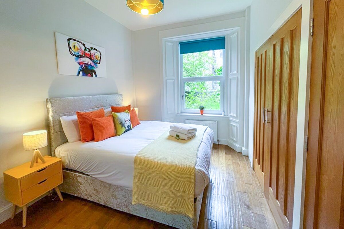 Desirable 2 Bed Apt Near Edinburgh Castle gallery image 4