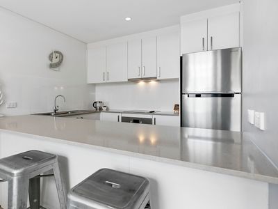 Spacious First Floor Apt – 800m to Hastings Street