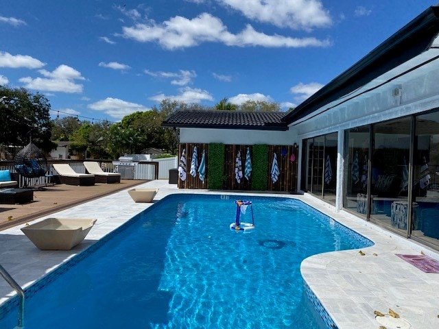 Amazing 3Bd Home Private Heated-Pool. Fence Yard gallery image 3