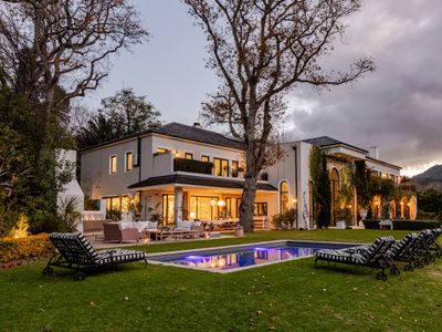 Luxurious 5-Bedroom Villa in Bishopscourt