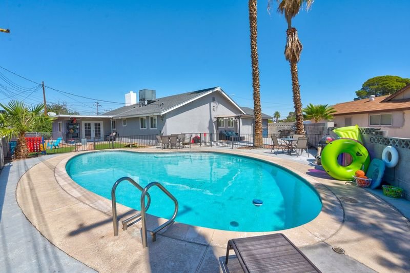 Private resort size pool w/Arcade- Sleeps 14!