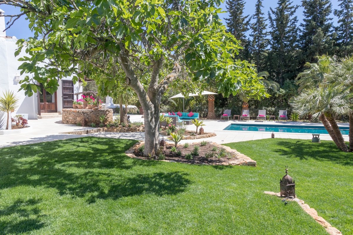 Finca- Gardens- Pool- Chill-out- Ibiza charm gallery image 4