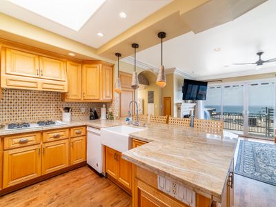 Ocean View Penthouse 2/2 w/Garage 2 Blocks 2 Sand!