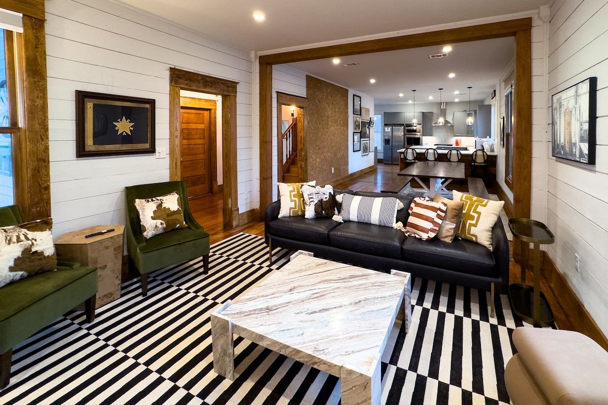 Walk to Rainey | Bachelor(ette) House | Sleeps 22 gallery image 3