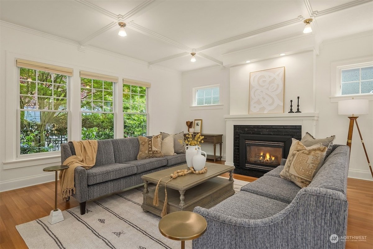 Charmer in Historic Capitol Hill w SpaceNeedleView gallery image 3