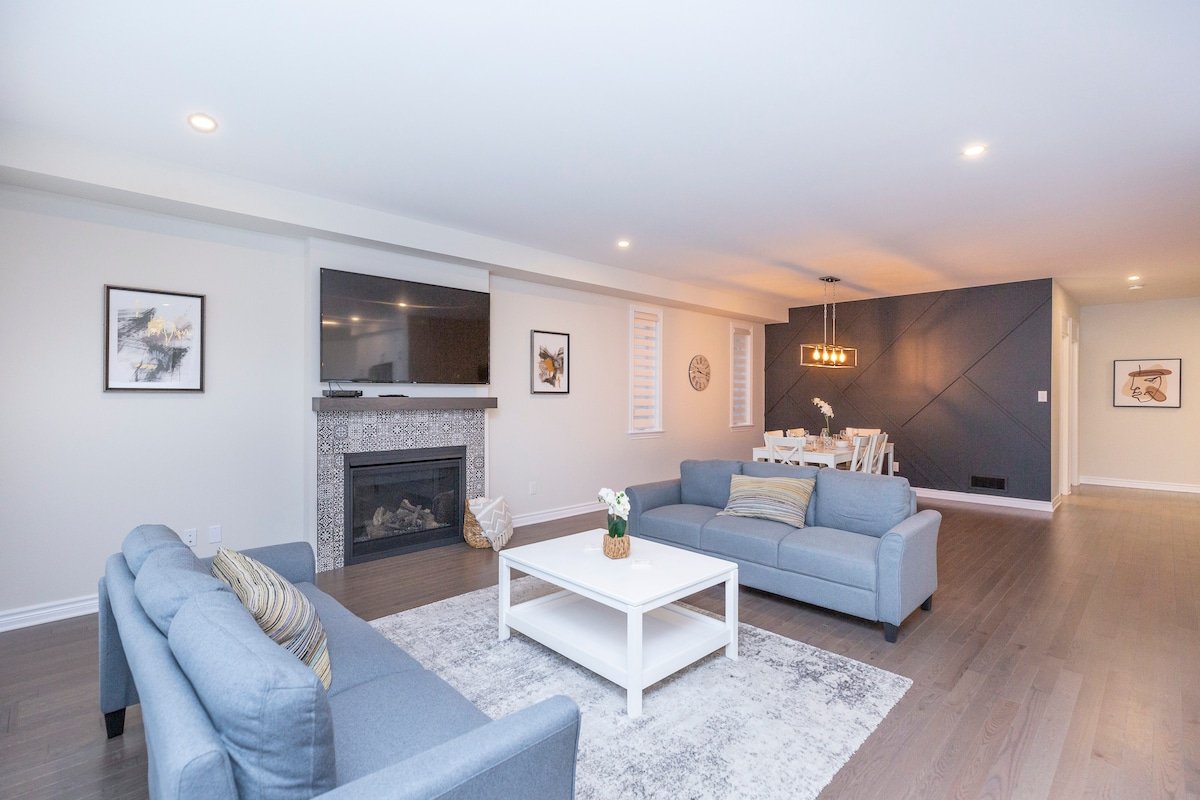 Elegant 3 story home near DT & Airport gallery image 3