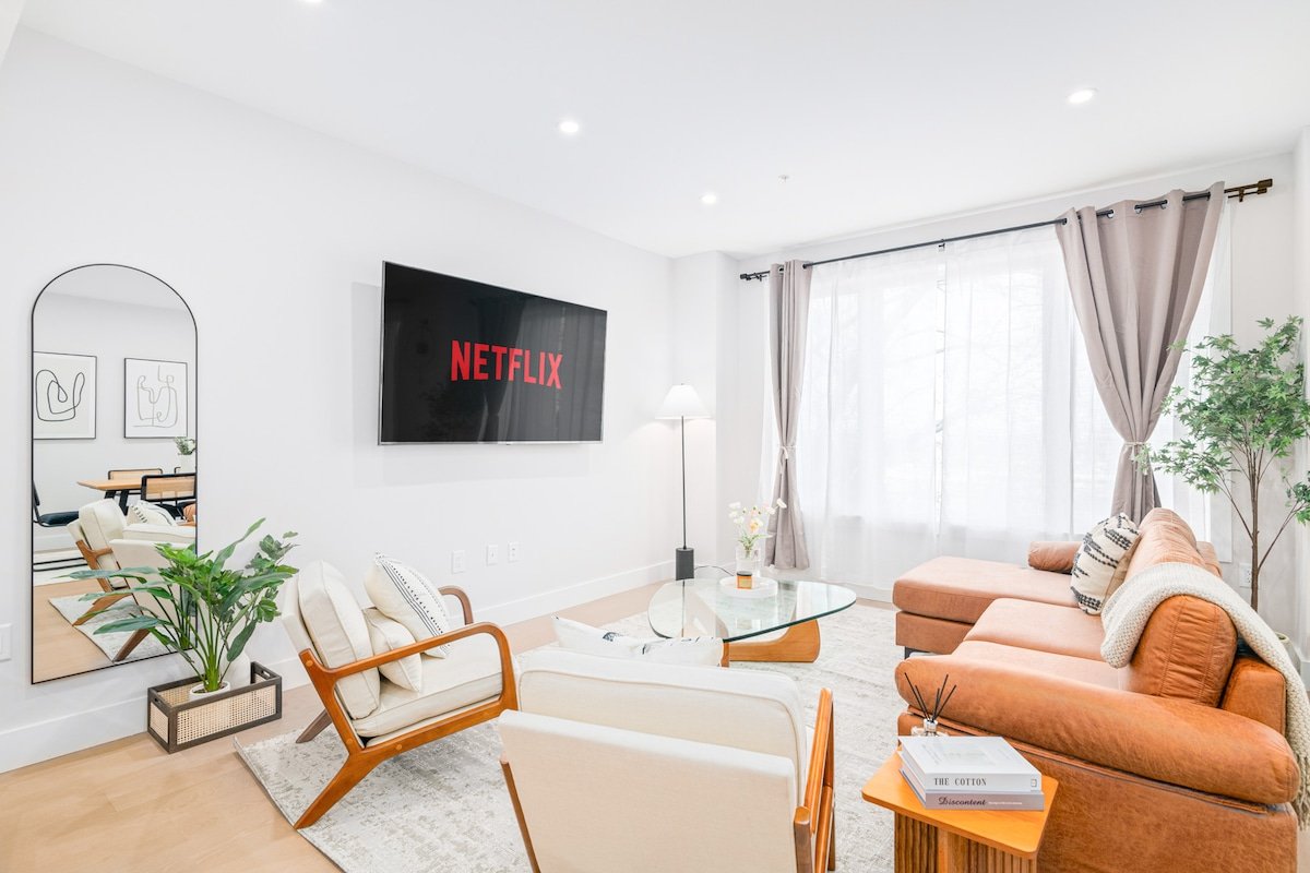 Spacious Home|2-Car Garage|Yard|Only 20 Min to NYC gallery image 2