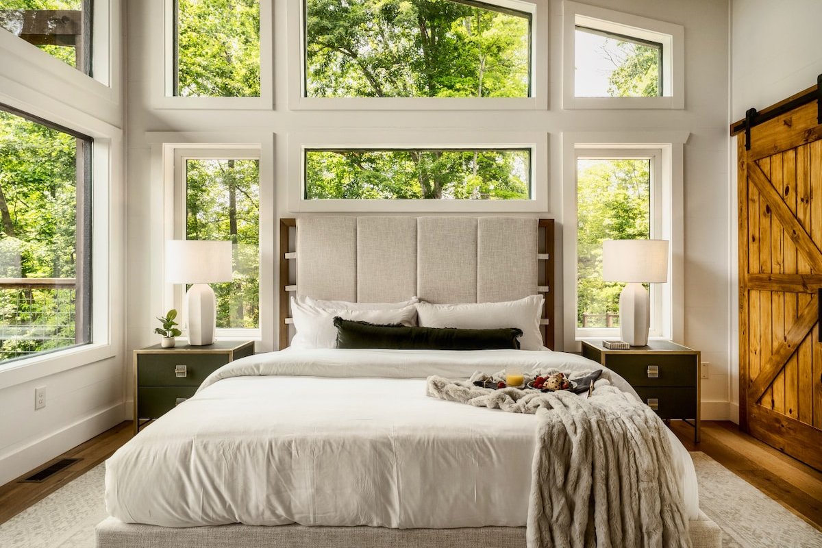 Luxury Sevierville Retreat – Sleeps 21, Pool, Hot gallery image 3