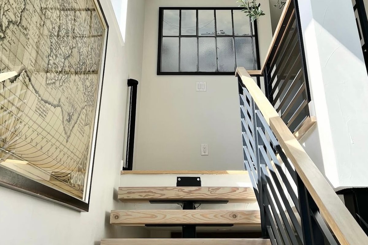 Entire Luxury Home I Sleeps 8 I 10min to Downtown gallery image 4