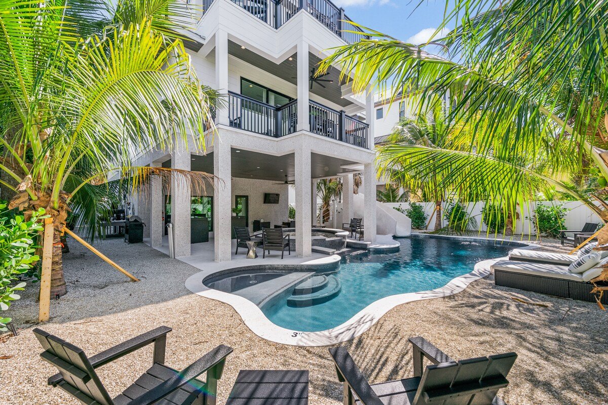 New luxury home with rooftop deck – Seashell Esta