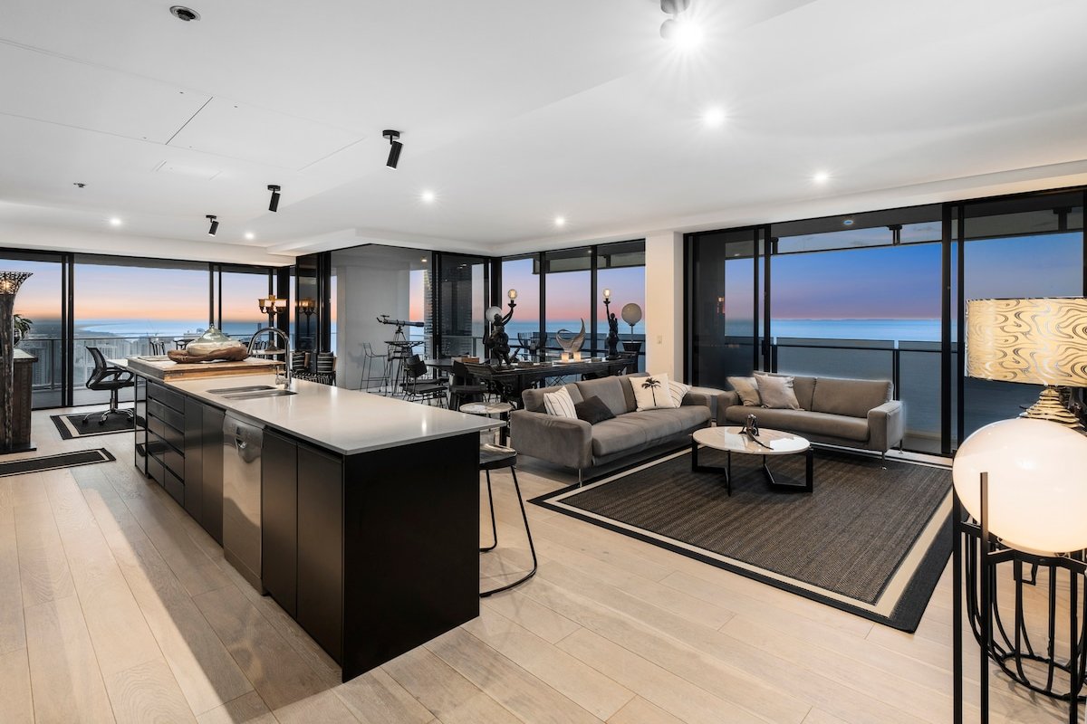 Surfers Paradise Penthouse gallery image 2
