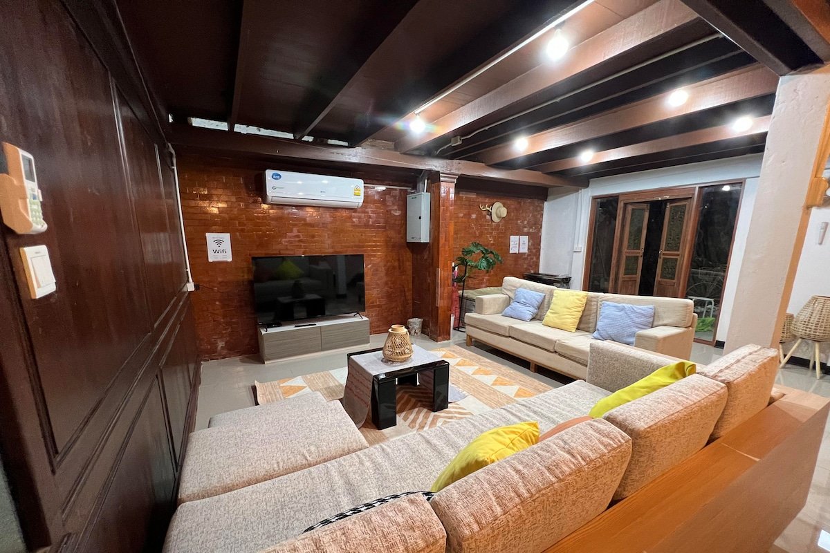 CITY Center 5 BR cozy home, the famous TALAT NOI gallery image 3