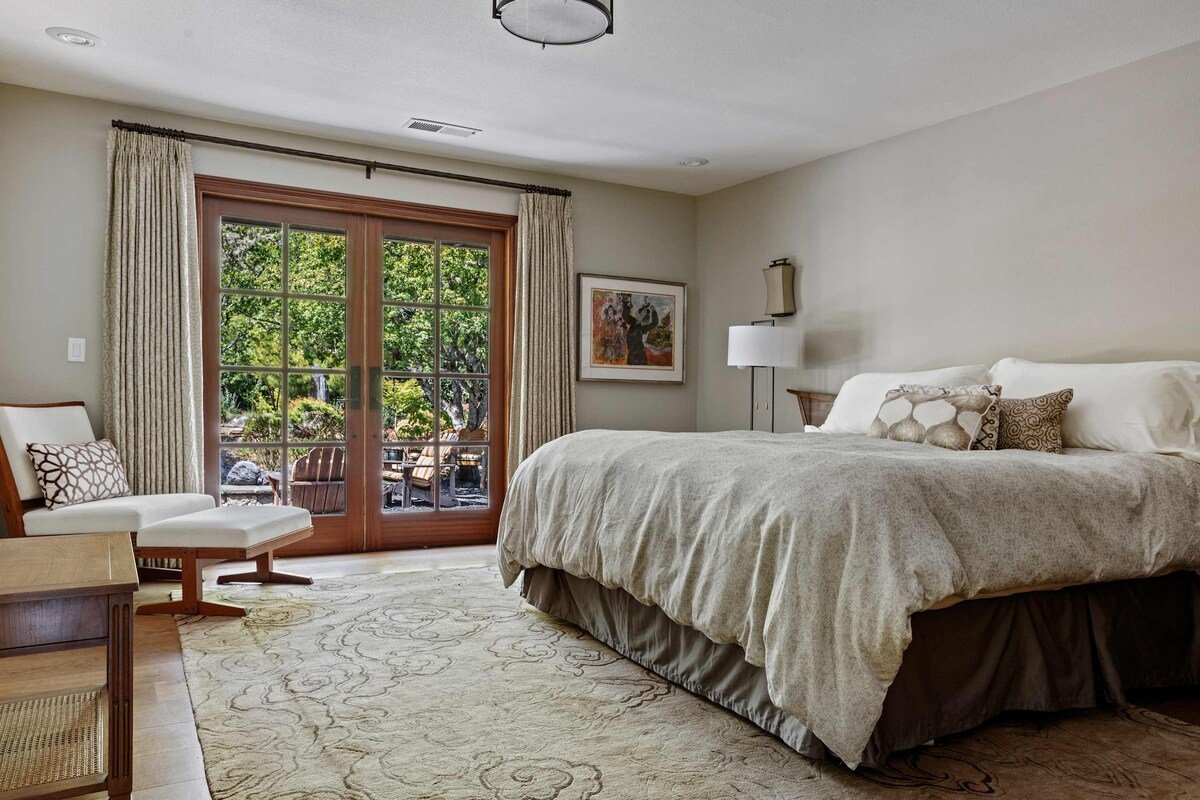 10 Acre Estate with Views, Teahouse, and Picklebal gallery image 2