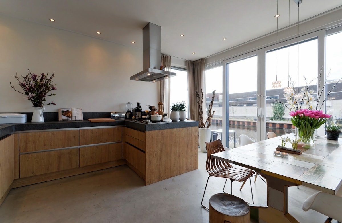 Modern stylish villa: My Amsterdam Houseboat gallery image 5