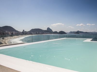 Luxury Ocean-Front Penthouse in Copacabana 3-br