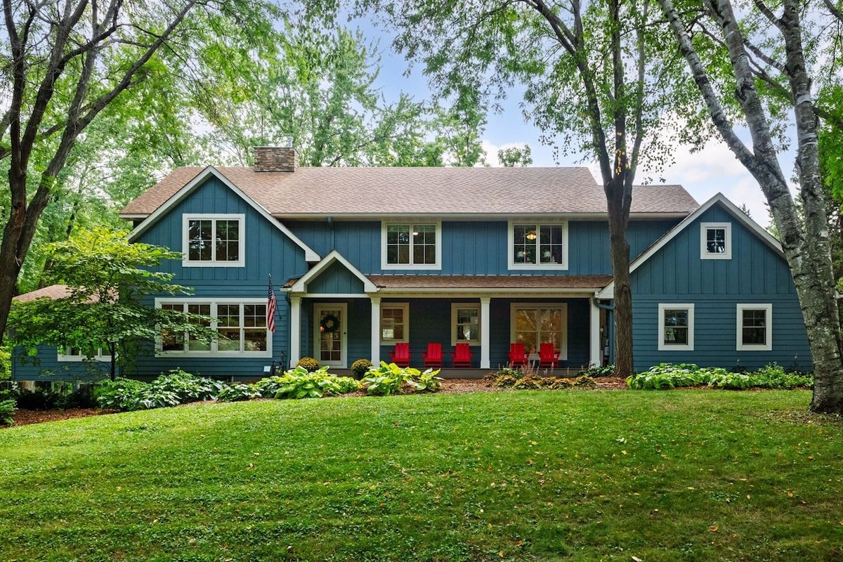 Lake Minnetonka time! Fireplace,games,beach! gallery image 2