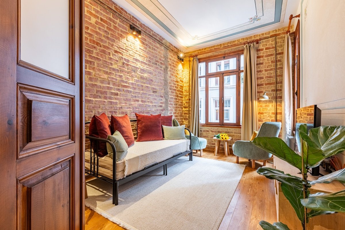 GRACE Galata-Frescoed Heritage Charm w/balcony gallery image 3