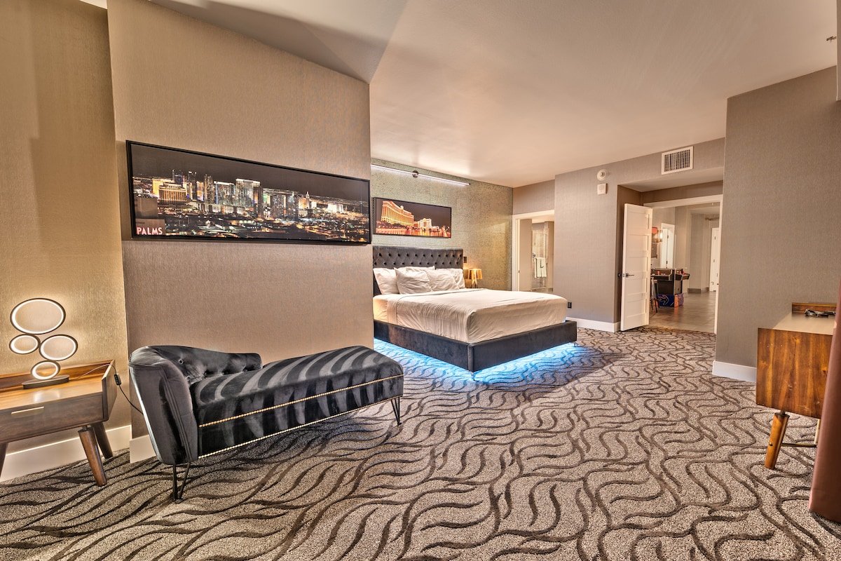 2 Bedroom Suite-Strip View-Pool Table-Arcade gallery image 5