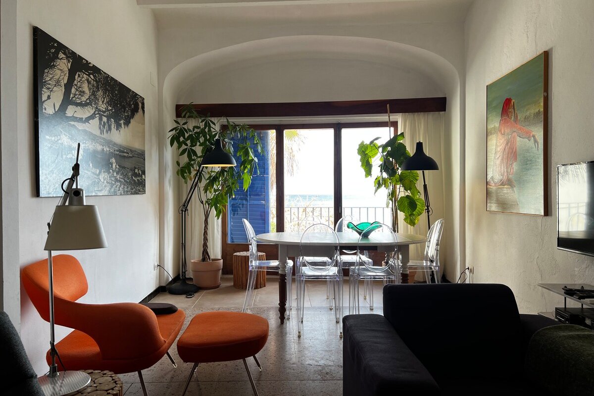 Charming spacious beachfront apartment gallery image 4