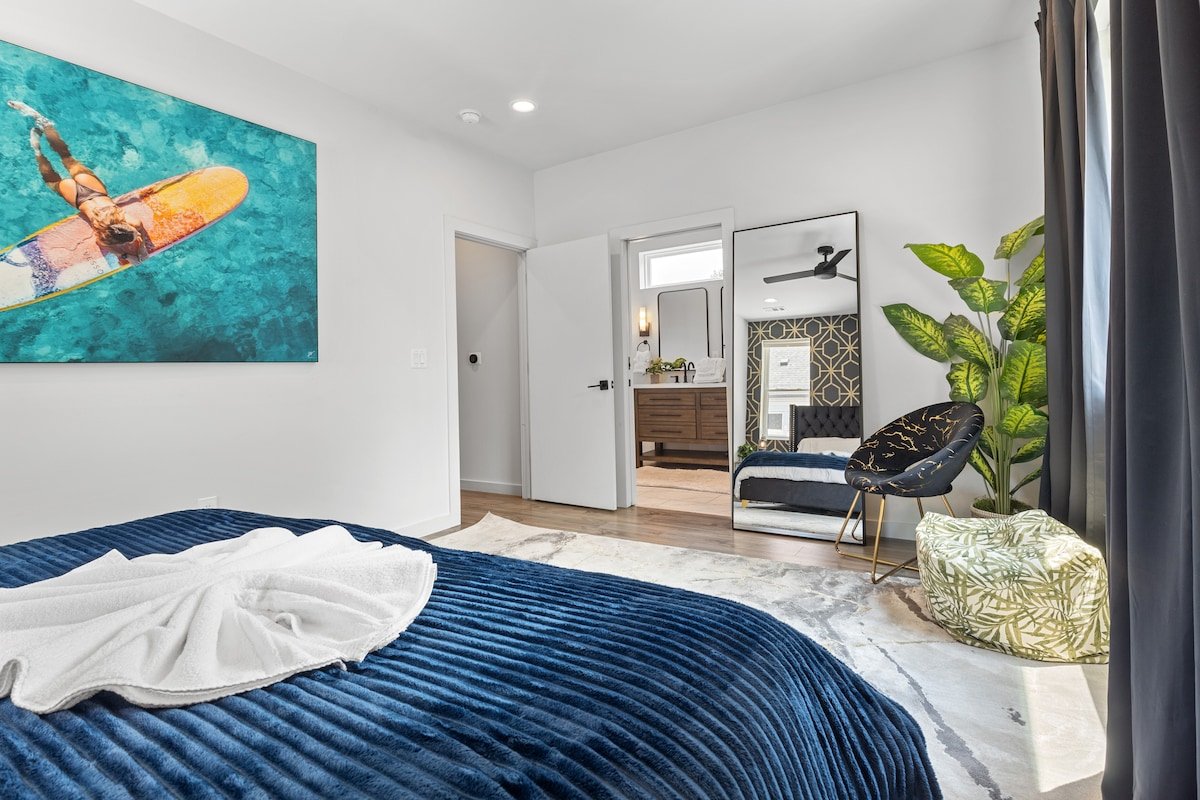 Downtown Luxury Oasis – Heated Pool! (5 Bedrooms) gallery image 5