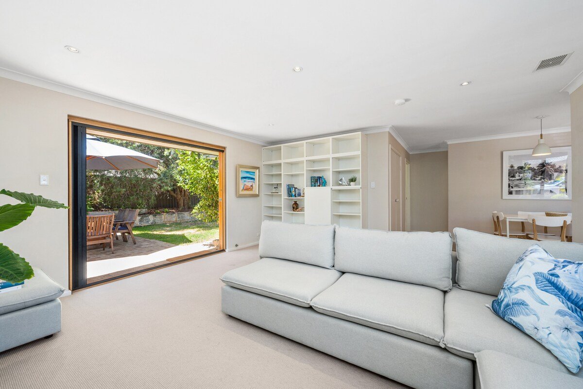 Beachside Bliss – walk to beach! gallery image 4