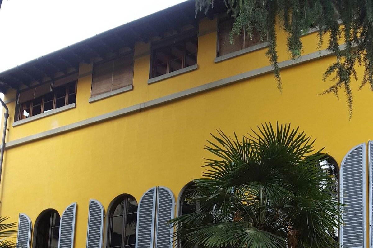 Historical mansion in Florence with garden gallery image 5