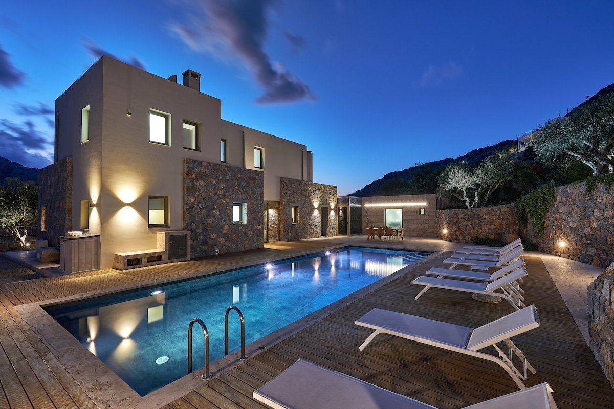 Villa Adagio 5 Bedroom / eco-friendly heated pool gallery image 2