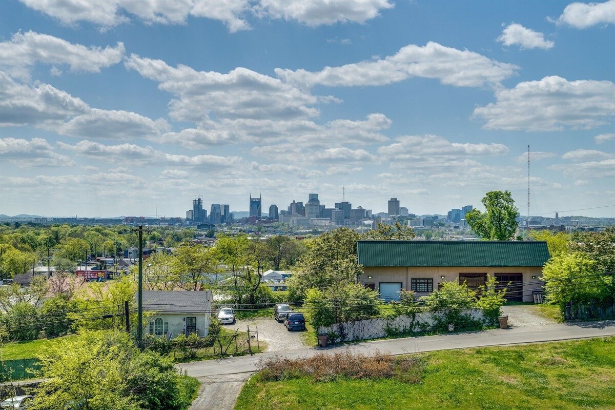 2 Homes – 8 Bedrooms – Sleeps 24! Rooftop Views! gallery image 3
