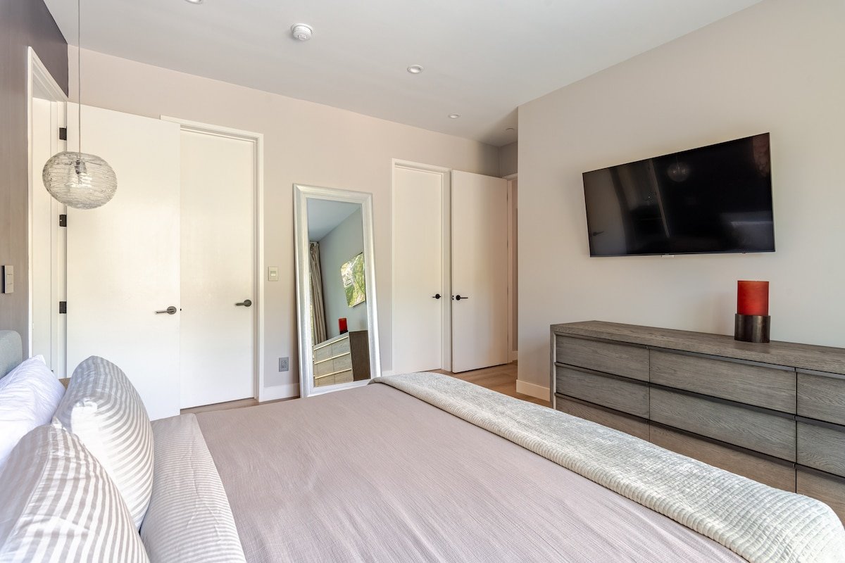 5BR Designer Home w/ SunDeck Near Stanford & 280 gallery image 3