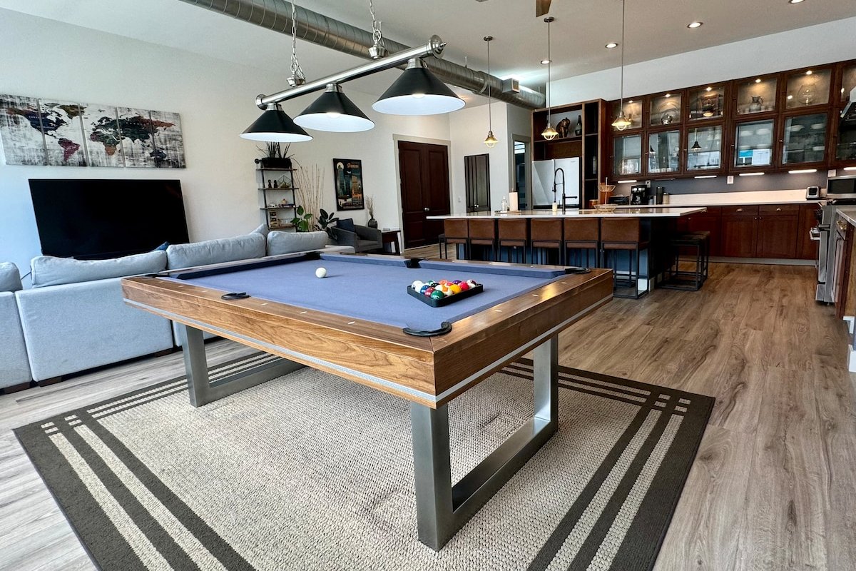 Recently Renovated 4 Bedroom Loft with Balcony gallery image 2