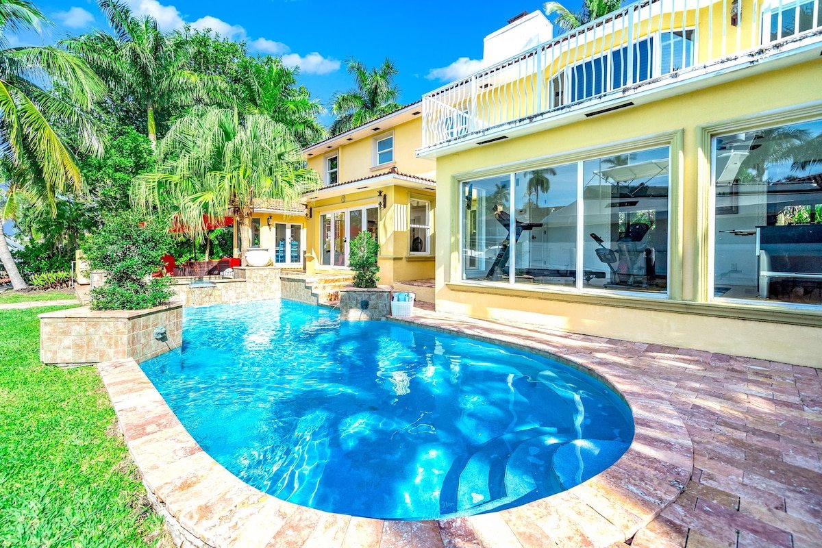 Heated Pool & Hot Tub! Waterfront Antique/Vintage! gallery image 3