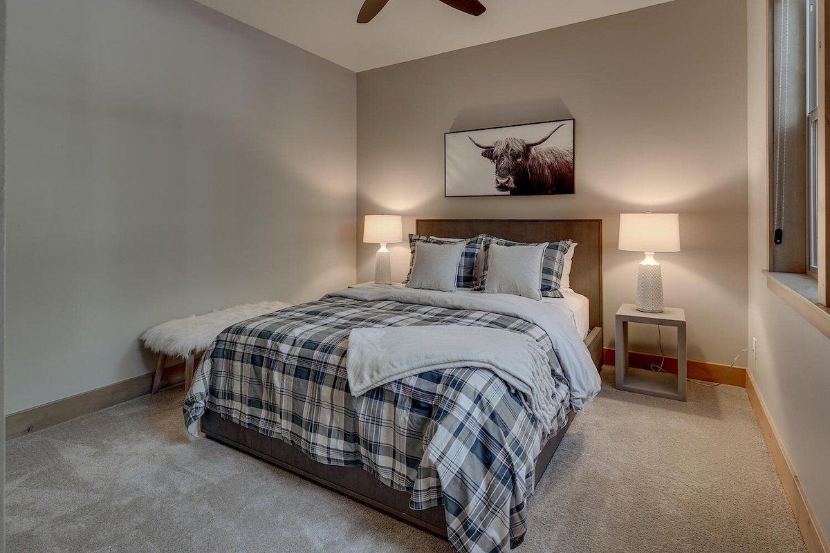 Hot Tub, Pet Friendly, Luxury Home (Stanford) gallery image 2