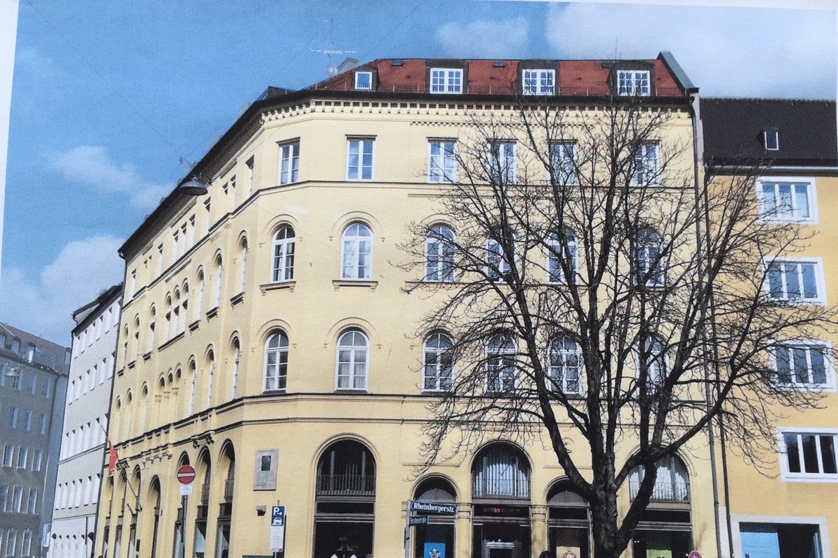 The Consulate/ Huge apt ideal for groups!