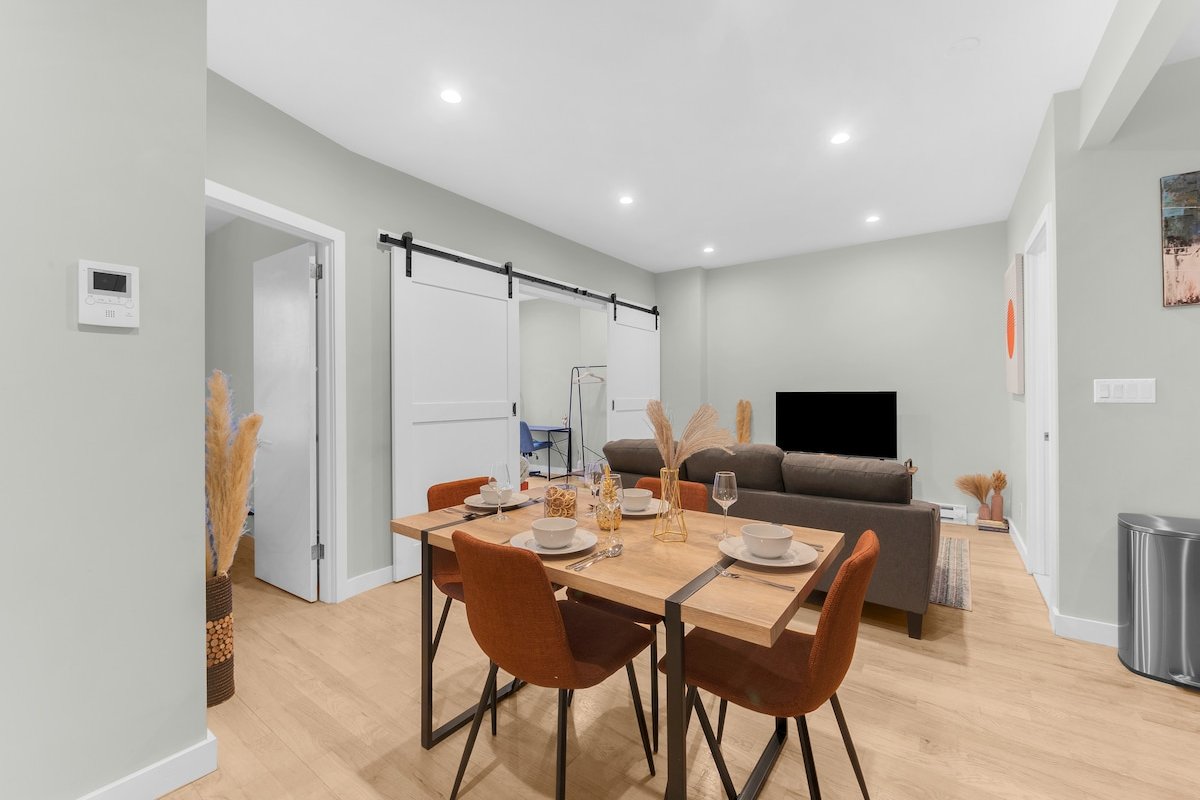 Chic Midtown 2 Bedroom | Queen Beds | WD gallery image 5