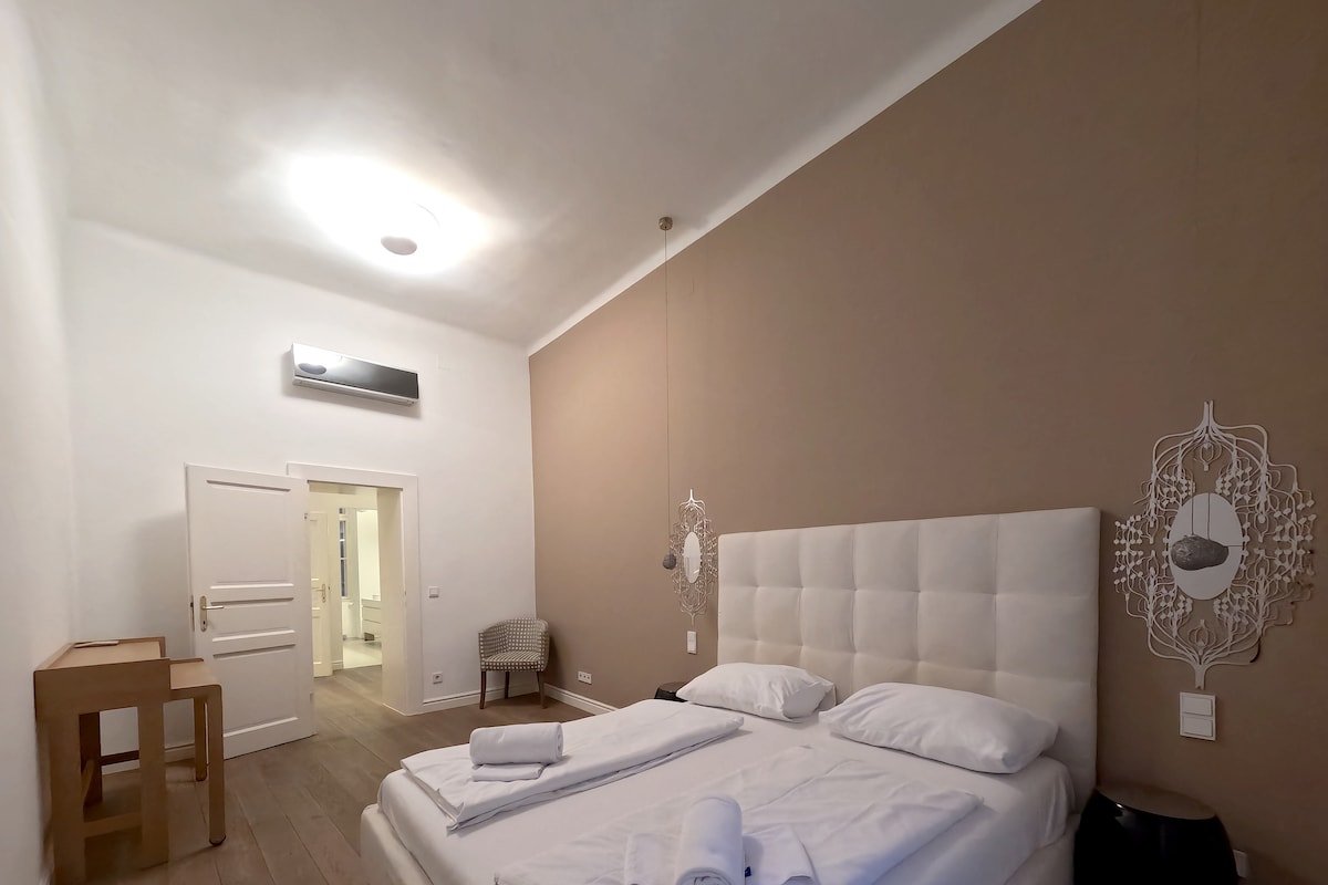 The Heart of Old Town: 2BR/2BA Central Luxury Stay gallery image 4