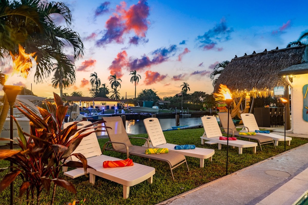 Waterfront Heated Pool, Tiki Bar, Beach Close gallery image 5