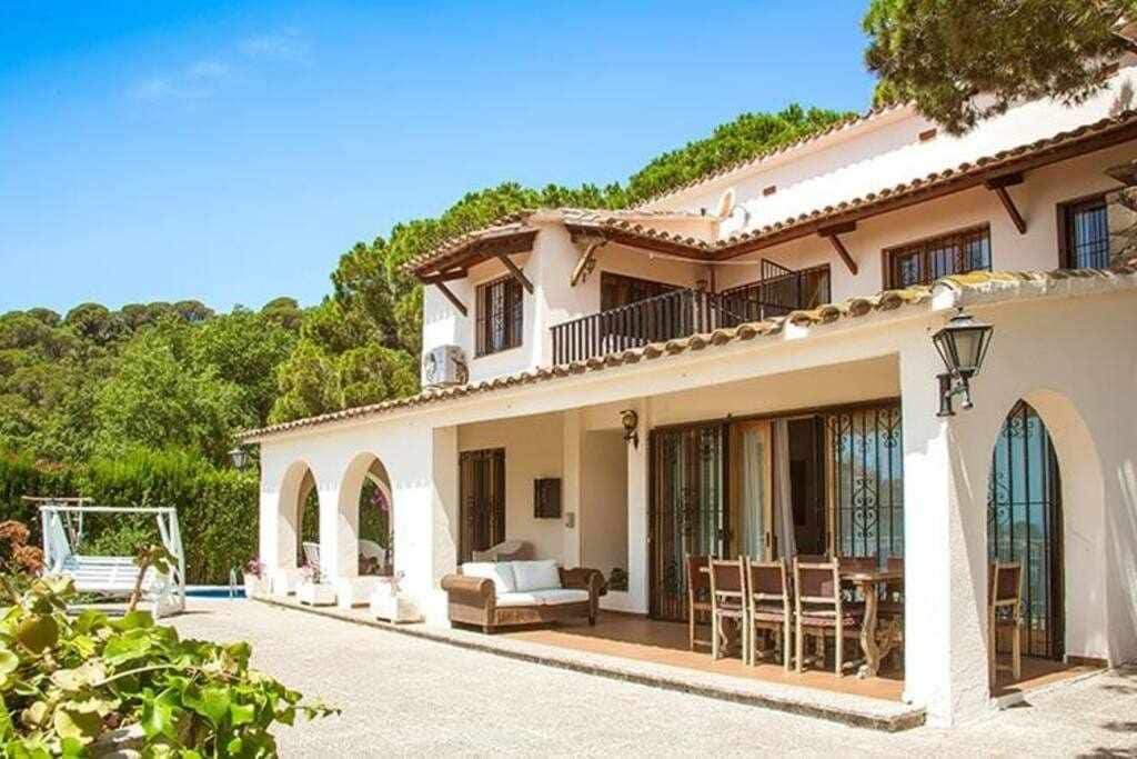 Mediterranean style Villa with excellent sea views gallery image 4