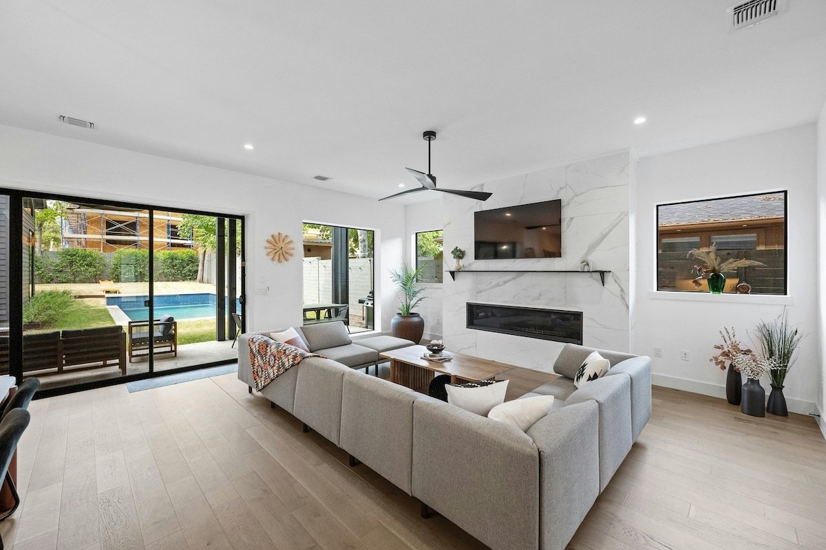 High-End 4 BDRM w/Heated Pool I Walk to S Lamar gallery image 4