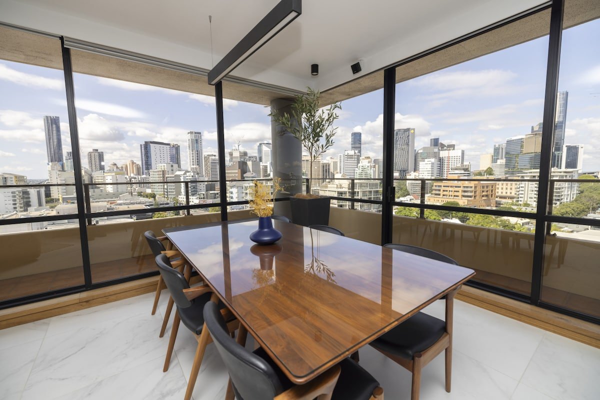Panoramic City Views- Luxury 2 Bedroom Apartment gallery image 5