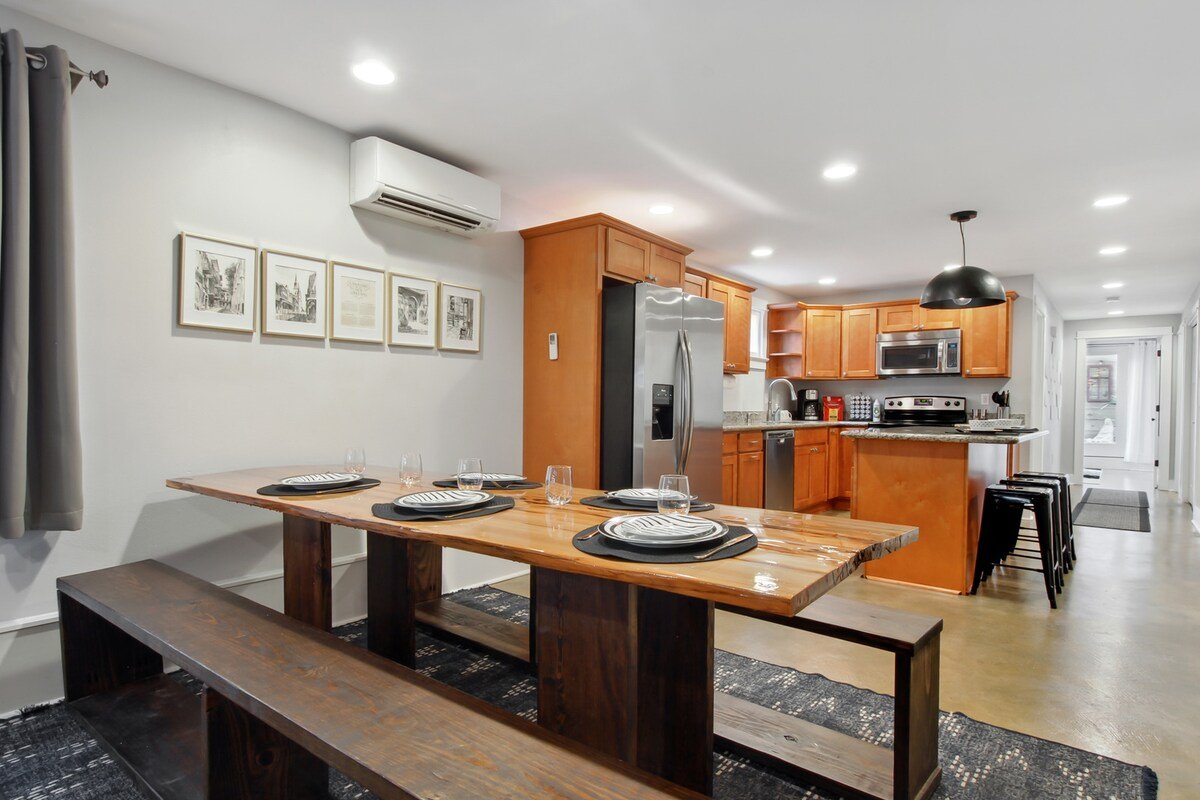 Uptown NOLA l 2 Blocks to Magazine l Private Patio gallery image 3