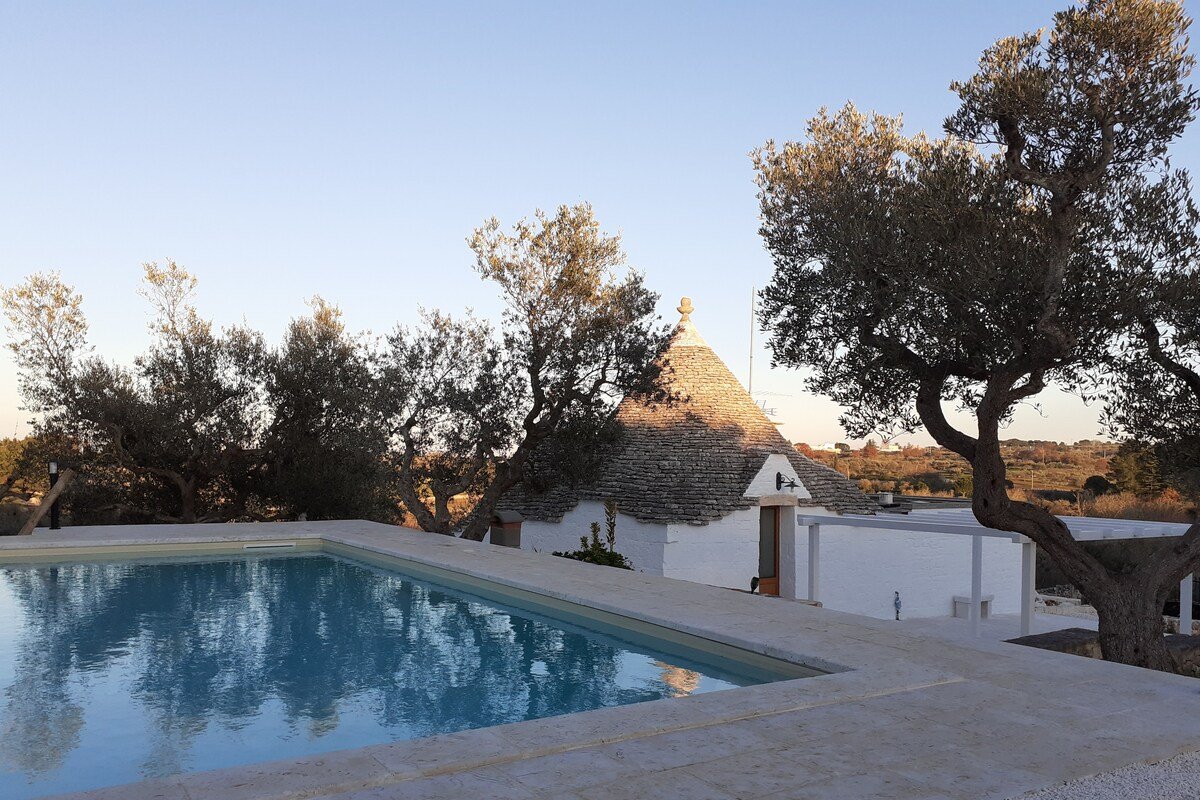 Trullo Fior di Ciliegio panoramico con piscina. gallery image 3