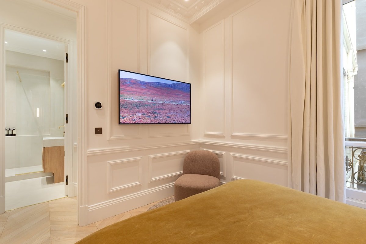A Sublime 2-BR/2BA with Services in Champs-Elysées gallery image 5