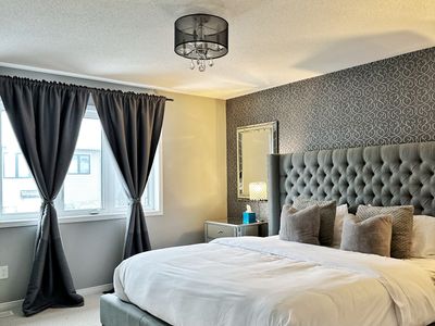 Modern 4BED Home in Kanata